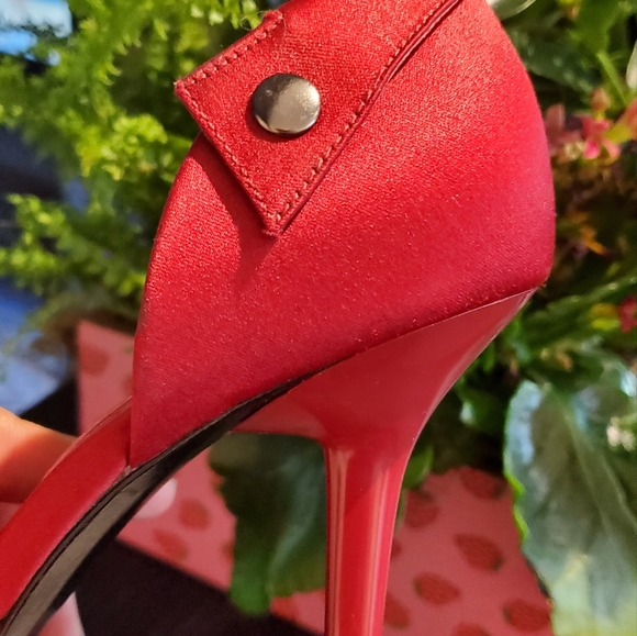 Nine West Red satin shoes with jewelry chain - Picture 3 of 8
